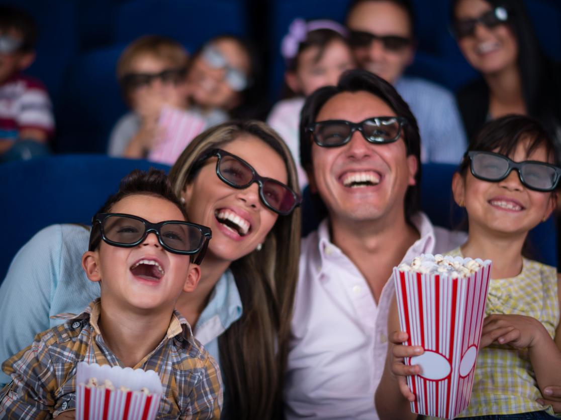 Perhe elokuvissa viettämässä viikonloppua, kun siivous lauantaisin ilman lauantailisää hoidetaan heidän puolestaan.